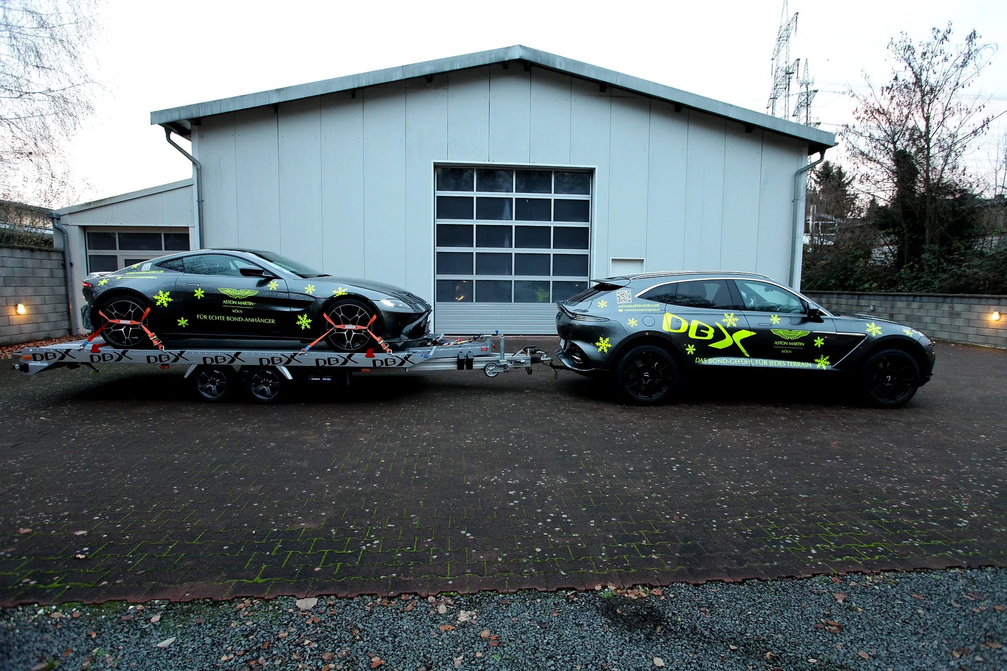 Aston Martin Dbx Und Aston Martin Vantage Werbebeschriftung