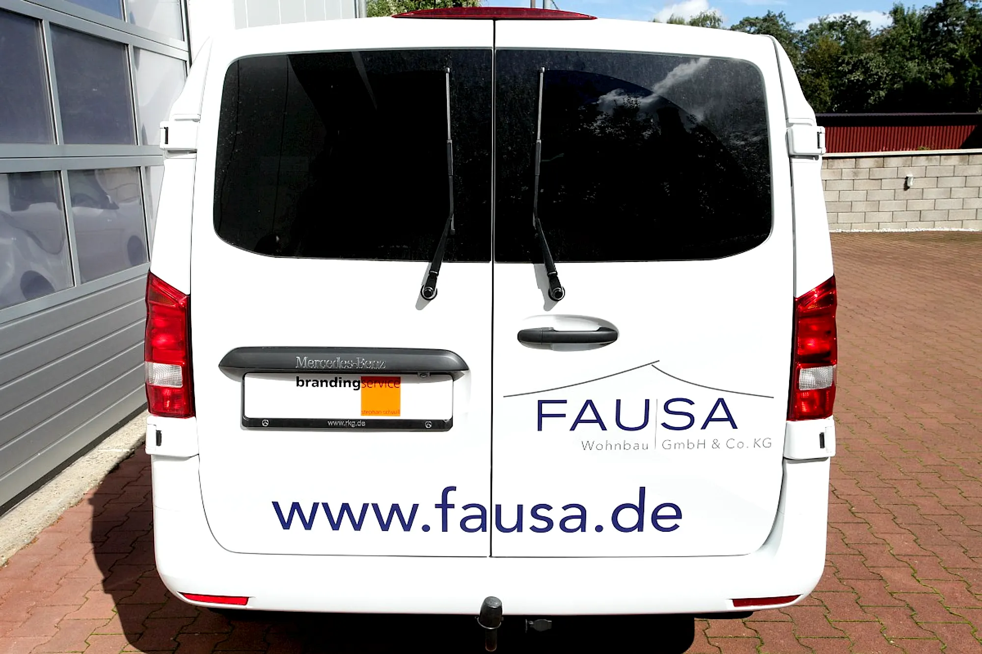 Mercedes Vito in Weiß mit Fahrzeugbeschriftung