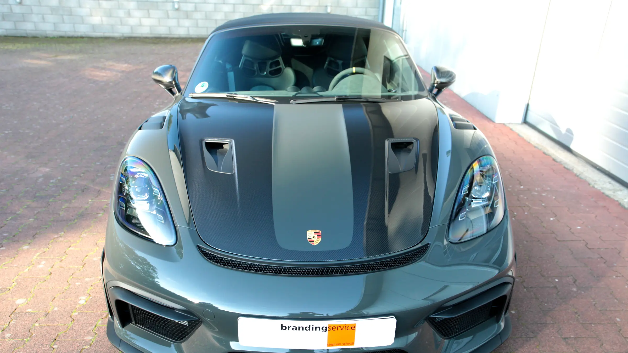 Porsche 718 Spyder RS nach der XPEL-Schutzbeklebung vor der Halle in Alfter