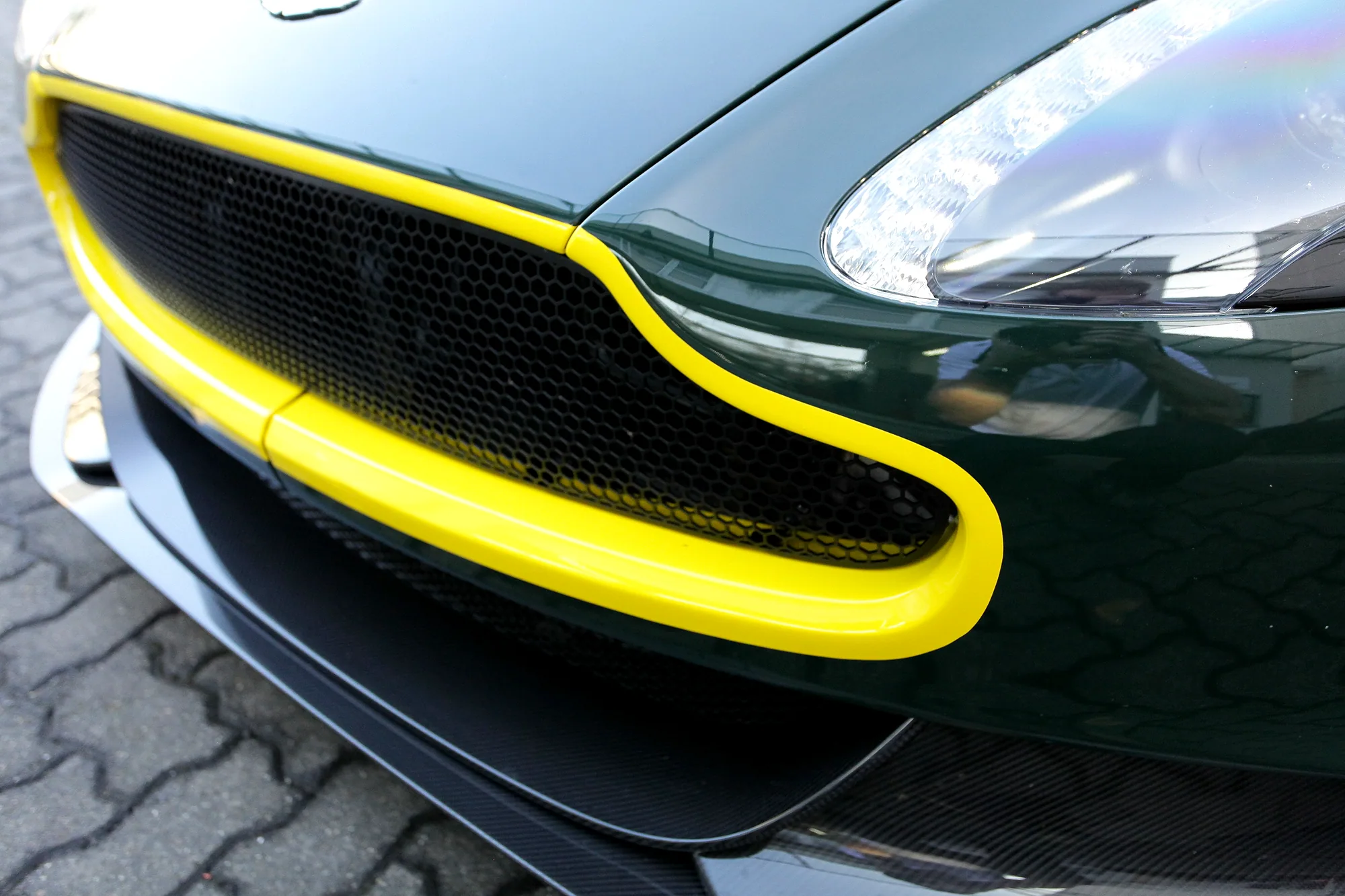 Teilbeklebung Aston Martin V12 Vantage Gt12 Grillrahmen