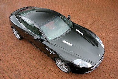 Vollverklebung Aston Martin Db9 Von Weiss In Schwarz Metallic  (Bild 2/15)