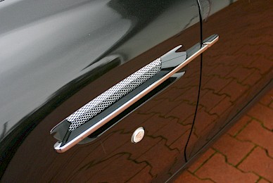 Vollverklebung Aston Martin Db9 Von Weiss In Schwarz Metallic  (Bild 10/15)