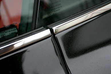 Vollverklebung Aston Martin Db9 Von Weiss In Schwarz Metallic  (Bild 11/15)