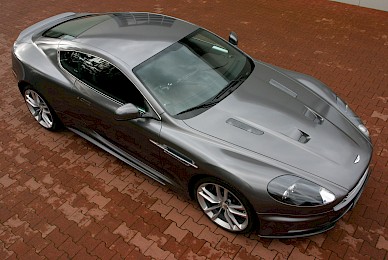 Vollverklebung Aston Martin Dbs Von Rot In Anthrazit Metallic  (Bild 3/13)