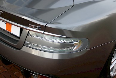 Vollverklebung Aston Martin Dbs Von Rot In Anthrazit Metallic  (Bild 7/13)