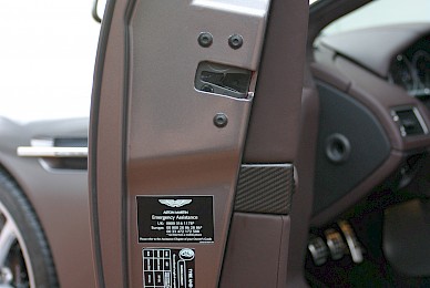 Vollverklebung Aston Martin Dbs Von Rot In Anthrazit Metallic  (Bild 12/13)