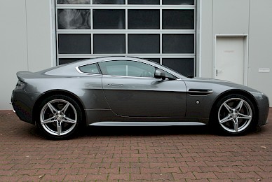 Teilbeklebung Aston Martin V8 Vantage Grillrahmen 