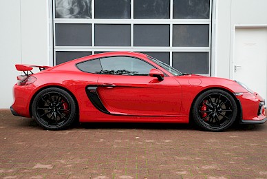 Dekorbeklebung Porsche Cayman Gt4 Mit Ferrari Scuderia Streifen Und Turdekoren 