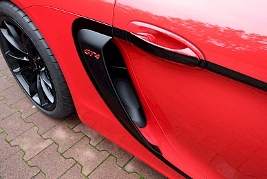 Dekorbeklebung Porsche Cayman Gt4 Mit Ferrari Scuderia Streifen Und Turdekoren  (Bild 3/10)