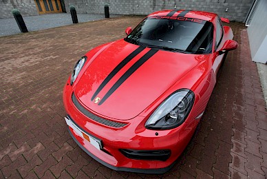 Dekorbeklebung Porsche Cayman Gt4 Mit Ferrari Scuderia Streifen Und Turdekoren  (Bild 4/10)