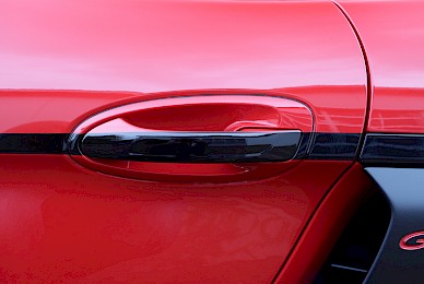 Dekorbeklebung Porsche Cayman Gt4 Mit Ferrari Scuderia Streifen Und Turdekoren  (Bild 5/10)