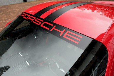 Dekorbeklebung Porsche Cayman Gt4 Mit Ferrari Scuderia Streifen Und Turdekoren  (Bild 9/10)