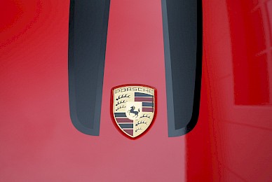 Dekorbeklebung Porsche Cayman Gt4 Mit Ferrari Scuderia Streifen Und Turdekoren 