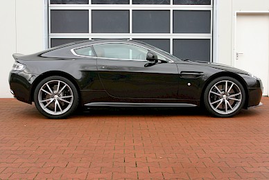 Vollverklebung Aston Martin V8 Vantage S Von Rot In Schwarz Metallic 