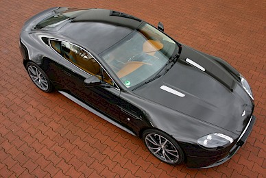 Vollverklebung Aston Martin V8 Vantage S Von Rot In Schwarz Metallic  (Bild 2/13)