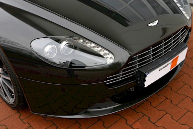 Vollverklebung Aston Martin V8 Vantage S Von Rot In Schwarz Metallic  (Bild 3/13)
