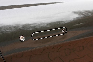 Vollverklebung Aston Martin V8 Vantage S Von Rot In Schwarz Metallic  (Bild 6/13)