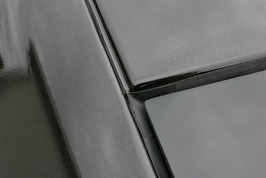 Vollverklebung Aston Martin V8 Vantage S Von Rot In Schwarz Metallic  (Bild 8/13)