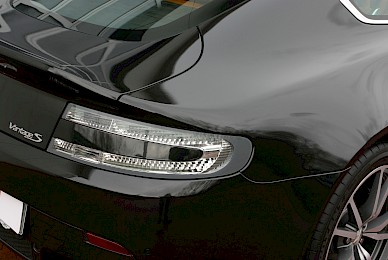 Vollverklebung Aston Martin V8 Vantage S Von Rot In Schwarz Metallic  (Bild 9/13)