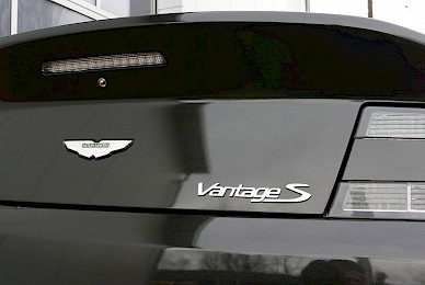 Vollverklebung Aston Martin V8 Vantage S Von Rot In Schwarz Metallic  (Bild 10/13)