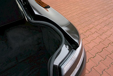 Vollverklebung Aston Martin V8 Vantage S Von Rot In Schwarz Metallic  (Bild 11/13)