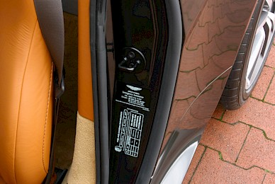 Vollverklebung Aston Martin V8 Vantage S Von Rot In Schwarz Metallic  (Bild 12/13)