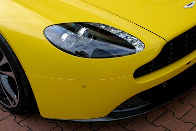 Vollverklebung Aston Martin V12 Vantage Volante Von Schwarz Metallic Insonnenblumengelb  (Bild 3/13)
