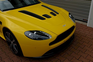 Vollverklebung Aston Martin V12 Vantage Volante Von Schwarz Metallic Insonnenblumengelb  (Bild 4/13)