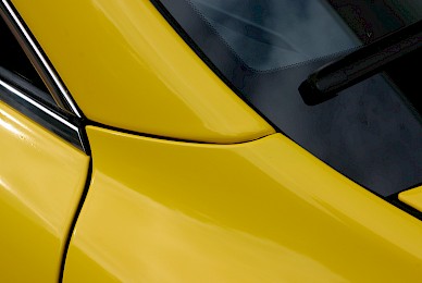 Vollverklebung Aston Martin V12 Vantage Volante Von Schwarz Metallic Insonnenblumengelb  (Bild 6/13)