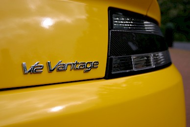 Vollverklebung Aston Martin V12 Vantage Volante Von Schwarz Metallic Insonnenblumengelb  (Bild 7/13)