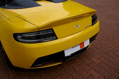Vollverklebung Aston Martin V12 Vantage Volante Von Schwarz Metallic Insonnenblumengelb  (Bild 8/13)