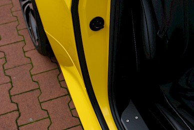 Vollverklebung Aston Martin V12 Vantage Volante Von Schwarz Metallic Insonnenblumengelb  (Bild 9/13)