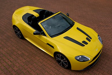 Vollverklebung Aston Martin V12 Vantage Volante Von Schwarz Metallic Insonnenblumengelb  (Bild 11/13)