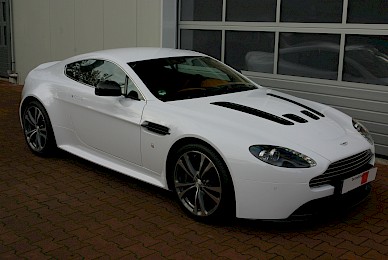 Vollverklebung Aston Martin V12 Vantage Von Schwarz Metallic Inweiss  (Bild 2/7)
