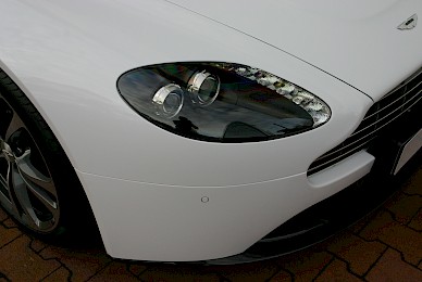 Vollverklebung Aston Martin V12 Vantage Von Schwarz Metallic Inweiss  (Bild 3/7)