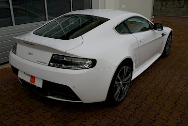 Vollverklebung Aston Martin V12 Vantage Von Schwarz Metallic Inweiss  (Bild 5/7)