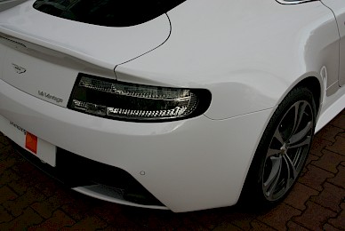 Vollverklebung Aston Martin V12 Vantage Von Schwarz Metallic Inweiss  (Bild 6/7)