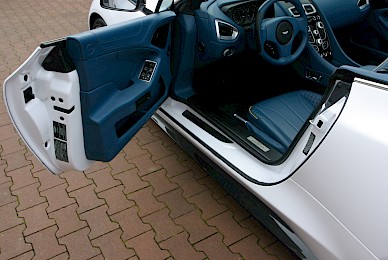 Vollverklebung Aston Martin Vanquish Volante Von Blau Metallic Inweiss  (Bild 13/15)