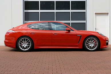 Vollverklebung Porsche Panamera Turbo Von Schwarz In Rot Glanzend 