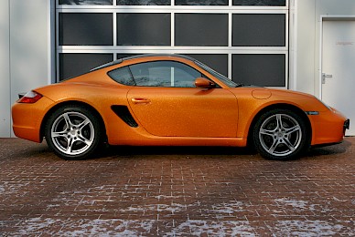 Vollverklebung Porsche Cayman Von Dunkelblau In Orange Glitzer Und Schwarz Matt 