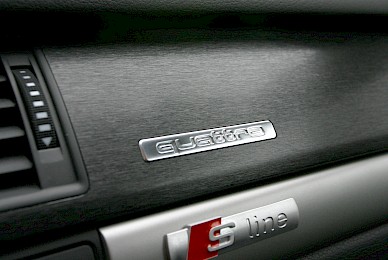 Interieurfolierung Audi A8 Von Holzdekor In Schwarz Metallic Geburstet  (Bild 5/10)