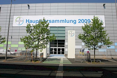 Werbetechnik Beklebung Der Fassade Messe Duesseldorf Bayer Hauptversammlung 
