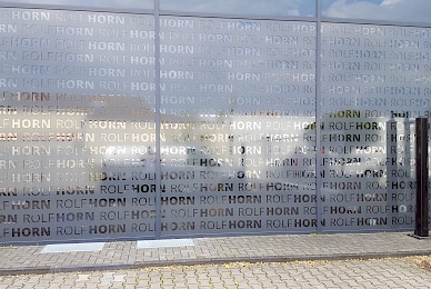 Werbetechnik Fensterbeschriftung Mit Plottexten Negativ 02  (Bild 2/4)