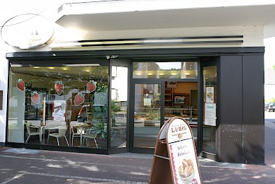 Werbetechnik Vollverklebung Der Fensterrahmen Von Braun Auf Rot Baeckerei Lubig  (Bild 2/4)