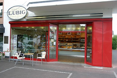 Werbetechnik Vollverklebung Der Fensterrahmen Von Braun Auf Rot Baeckerei Lubig 