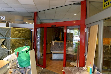 Werbetechnik Vollverklebung Der Fensterrahmen Von Silber Auf Rot Baeckerei Lubig  (Bild 3/4)