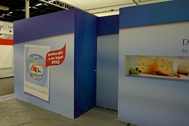 Werbetechnik Vollverklebung Messestand Bayernland 