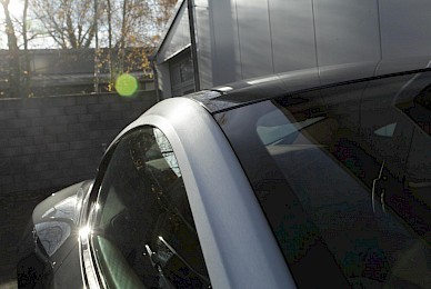 Teilbeklebung Aston Martin Db11 Dachholm In Silber Geburstet 