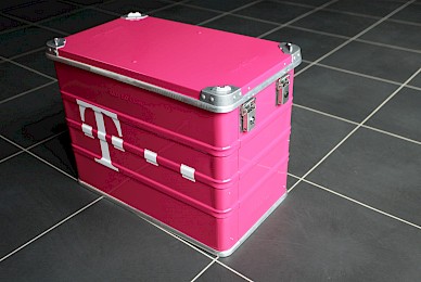 Werbetechnik Vollverklebung Und Beschriftung Telekom Transportboxen  (Bild 2/3)