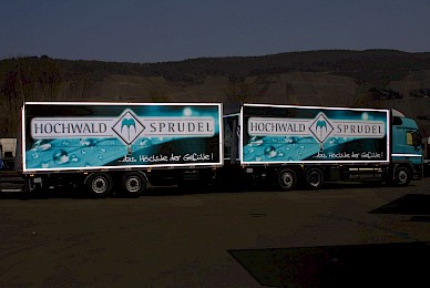 Lkw Zug Beschriftung Mit Digitaldrucken Auf Reflexfolie Hochwald Sprudel 